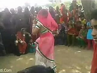 Bhabhiji Dancing Unaffected by Bhojpuri Like Around Gaon(videomasti.com)